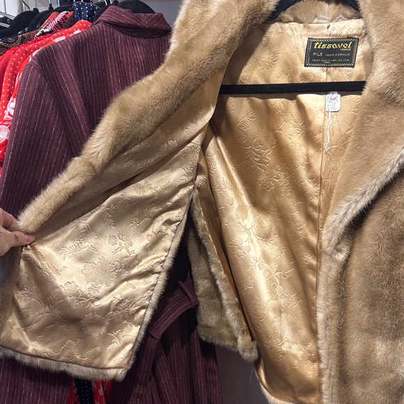 Tissavel of France Luxurious Tan Faux Fur Cape - Picture 6 of 7